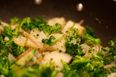 Fried potatoes and broccoli before adding eggs 