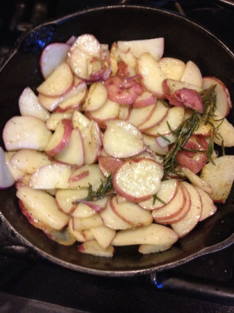 Potatoes with rosemary & garlic - small pan for two people