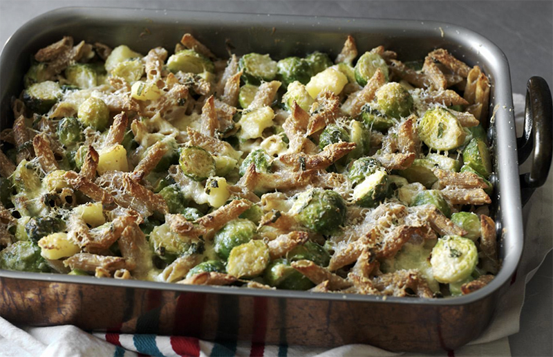 Hearty wholewheat pasta with Brussels sprouts, cheese and potato